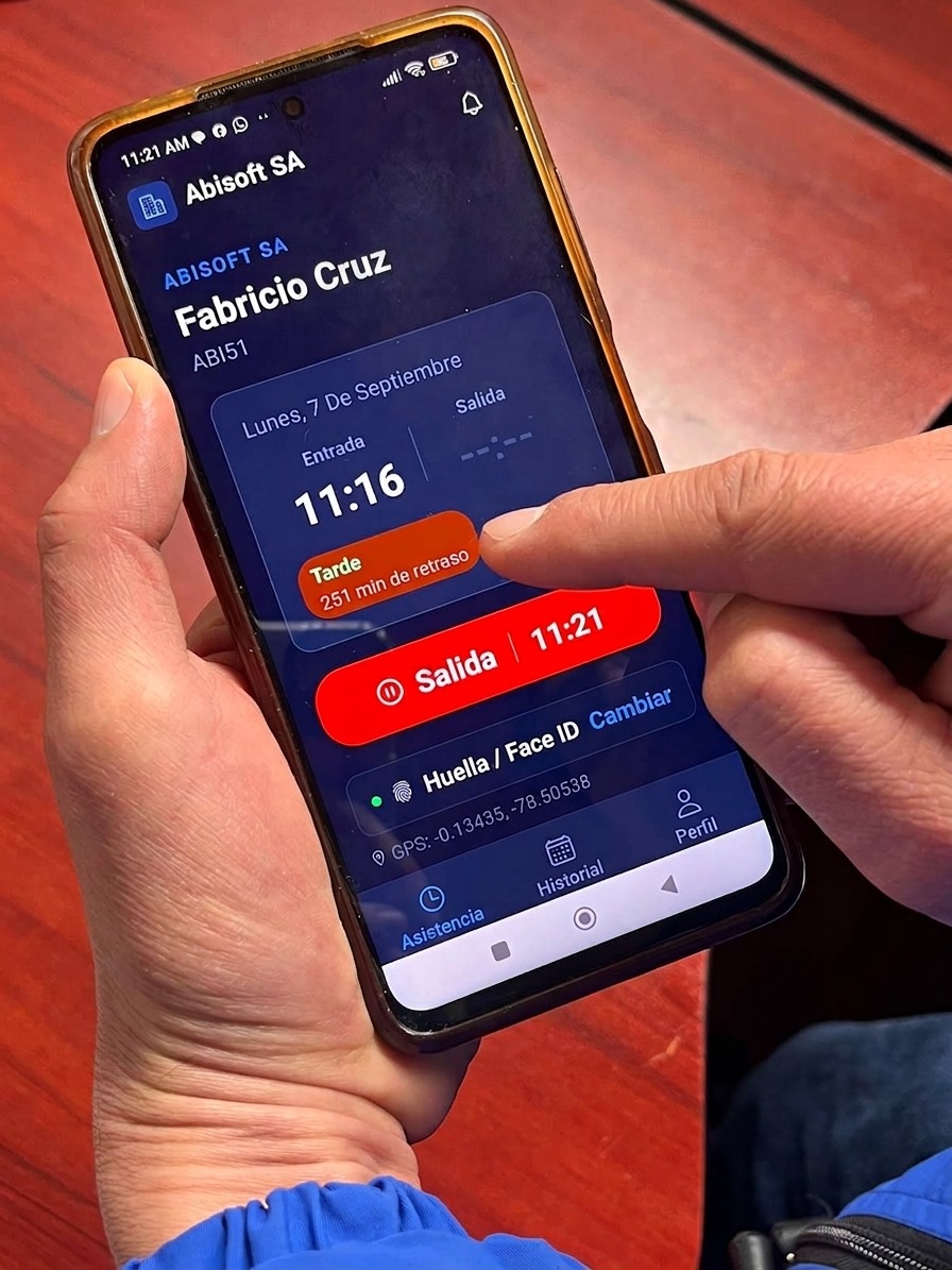 Colaborador registrando su entrada en la app de TiempoYa desde el celular, con la hora y la ubicación GPS de la marca