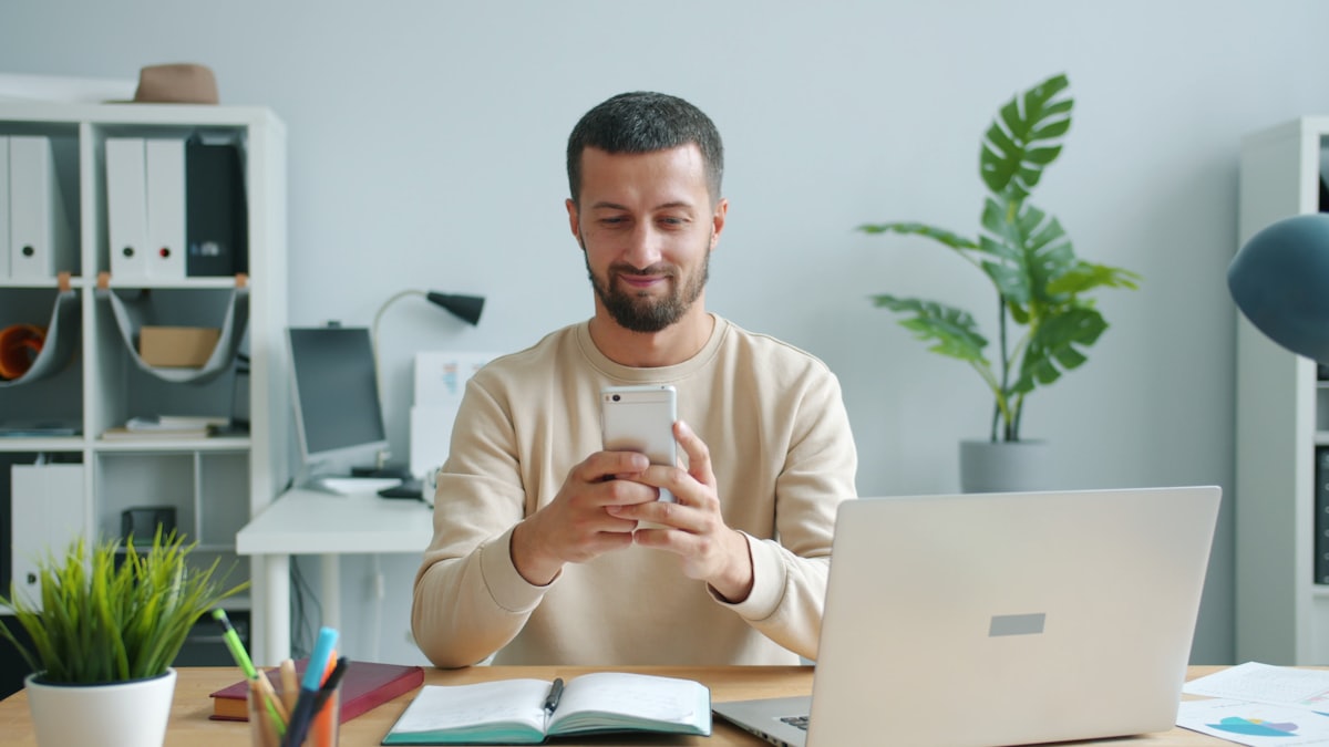 Gerente de una empresa revisando la asistencia de su equipo en la app TiempoYa